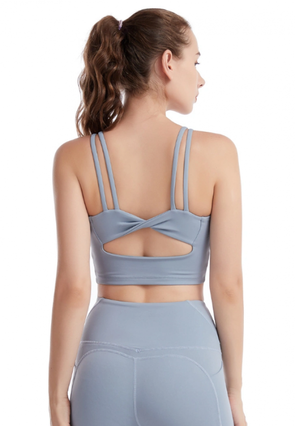 Sports bra dengan desain strappy